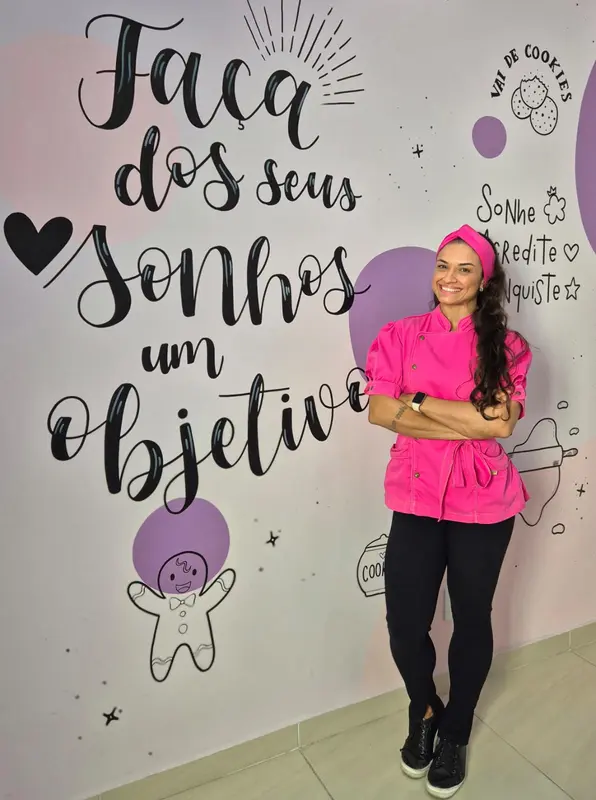 Amanda Melo, criadora da Vai de Cookies, no ateliê